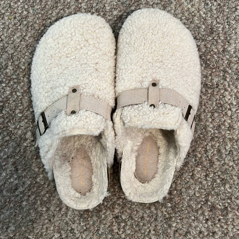 American Eagle Sherpa clogs